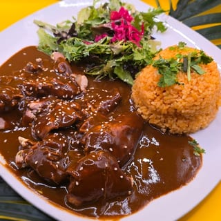 POLLO CON MOLE POBLANO